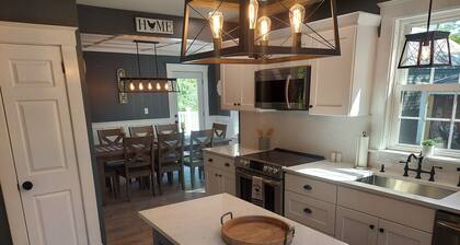 Bullseye Modern Farmhouse 15 Minutes to Qgunquit beach
Enjoy Southern Maine