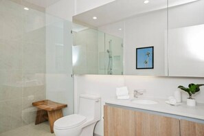 Asciugacapelli, bidet, asciugamani, sapone