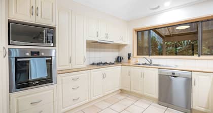 Stylish Retreat at Wheelers Hill 5BRM