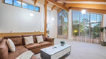 Rumah Keluarga | Ruang keluarga | Televisi 65-inci dengan saluran TV kabel