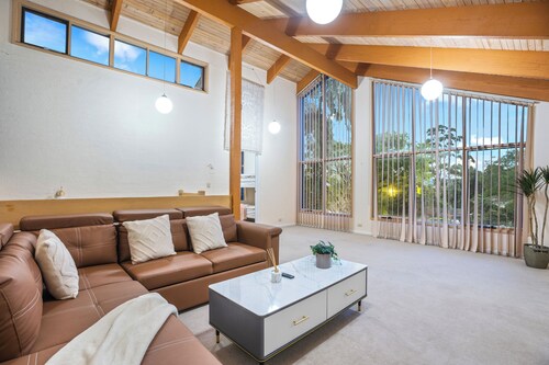 Stylish Retreat at Wheelers Hill 5BRM