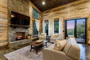 Smart TV, fireplace - 2 King Masters W/ EV Charger & Pet Friendly & Firewood Provided & ATV access (Broken Bow)