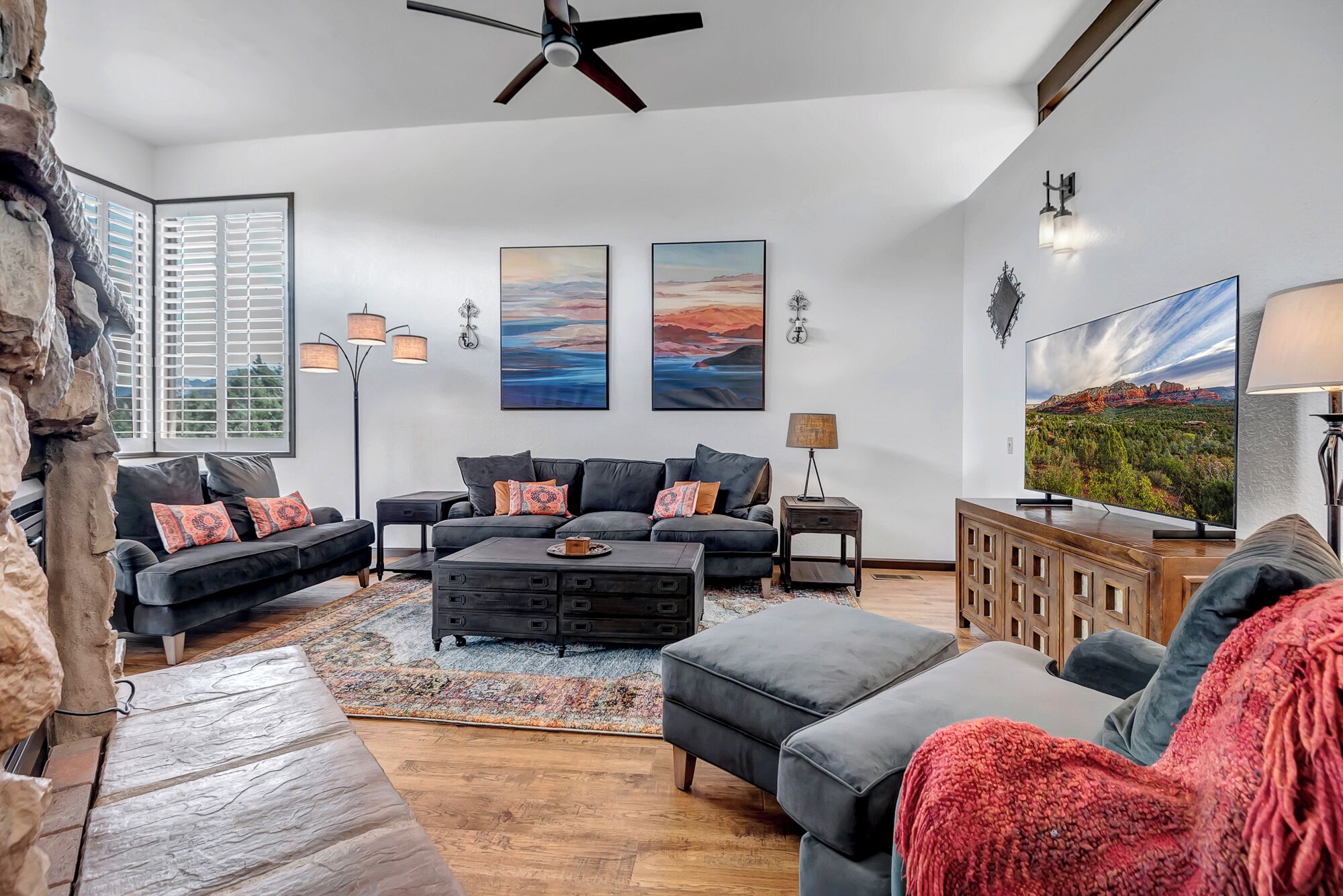 Een televisie en een open haard