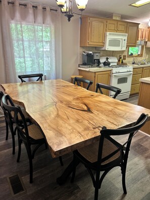 Dining - Stream-Front Serenity: Relax with the family at this peaceful place to stay! (Confluence)