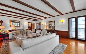 Smart-TV, Kamin, Bücher, Computerbildschirme