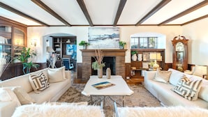 Smart TV, fireplace, books, stereo - 5-Min Walk To Rose Bowl - Luxe Estate! (Pasadena)