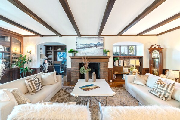 Smart-TV, Kamin, Bücher, Computerbildschirme