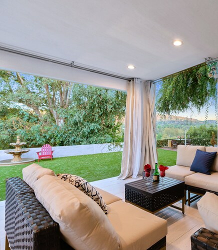 5-Min Walk To Rose Bowl - Luxe Estate!