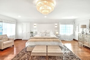 5 bedrooms, desk, iron/ironing board, free WiFi