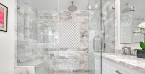 Douche, sĂšche-cheveux, serviettes fournies, savon