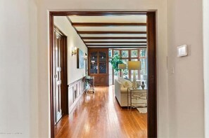 Smart-TV, Kamin, Bücher, Computerbildschirme