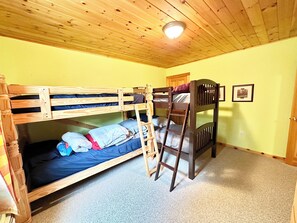 4 عدّة غرف نوم وواي فاي مجانًا وملاءات أسرّة