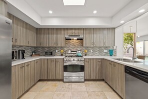 Unclassified image, 3 of 45, button - 'Serrano' Palm Desert gem w/ pool & spa (Palm Desert)