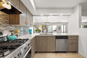 Køleskab, mikrobølgeovn, ovn, kogeplade