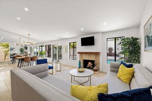 Televisión y chimenea 