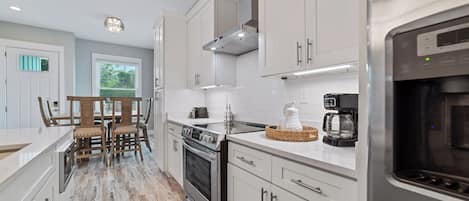 雪櫃、微波爐、焗爐、爐具