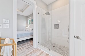 Douche, sèche-cheveux, serviettes fournies, papier toilette