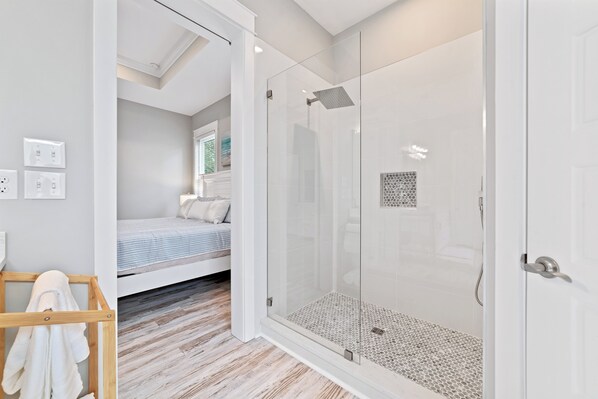 Dusche, Haartrockner, HandtĂŒcher, Toilettenpapier