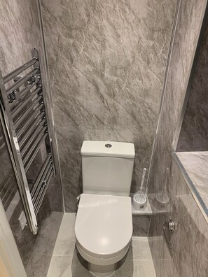 Shower, towels, soap, shampoo - Timothy and Shekinah Apartments New Builds in Kent (Sandwich)