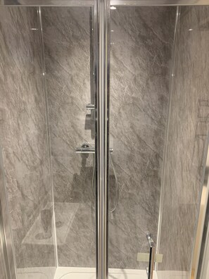 Dusche, Handtücher, Seife, Shampoo