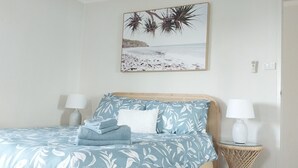 2 bedrooms, iron/ironing board, WiFi, bed sheets - Large 2 bed unit with water views of Shoal Bay Beach! (Nelson Bay)