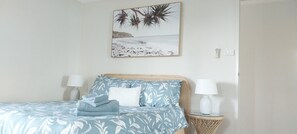 2 bedrooms, iron/ironing board, WiFi, bed sheets - Large 2 bed unit with water views of Shoal Bay Beach! (Nelson Bay)