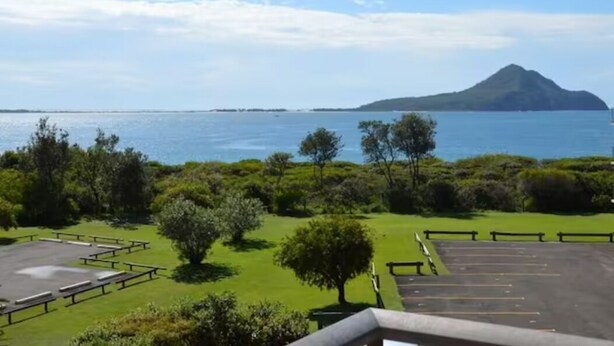 Property grounds - Large 2 bed unit with water views of Shoal Bay Beach! (Nelson Bay)