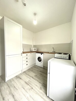 Kjøleskap, mikrobølgeovn, ovn og kokeplater