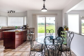 Dining - Massive Farm house near Niagara Falls (Smithville)