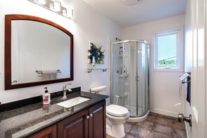 Shower, hair dryer, towels, soap - Massive Farm house near Niagara Falls (Smithville)