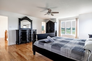 6 bedrooms, desk, iron/ironing board, WiFi