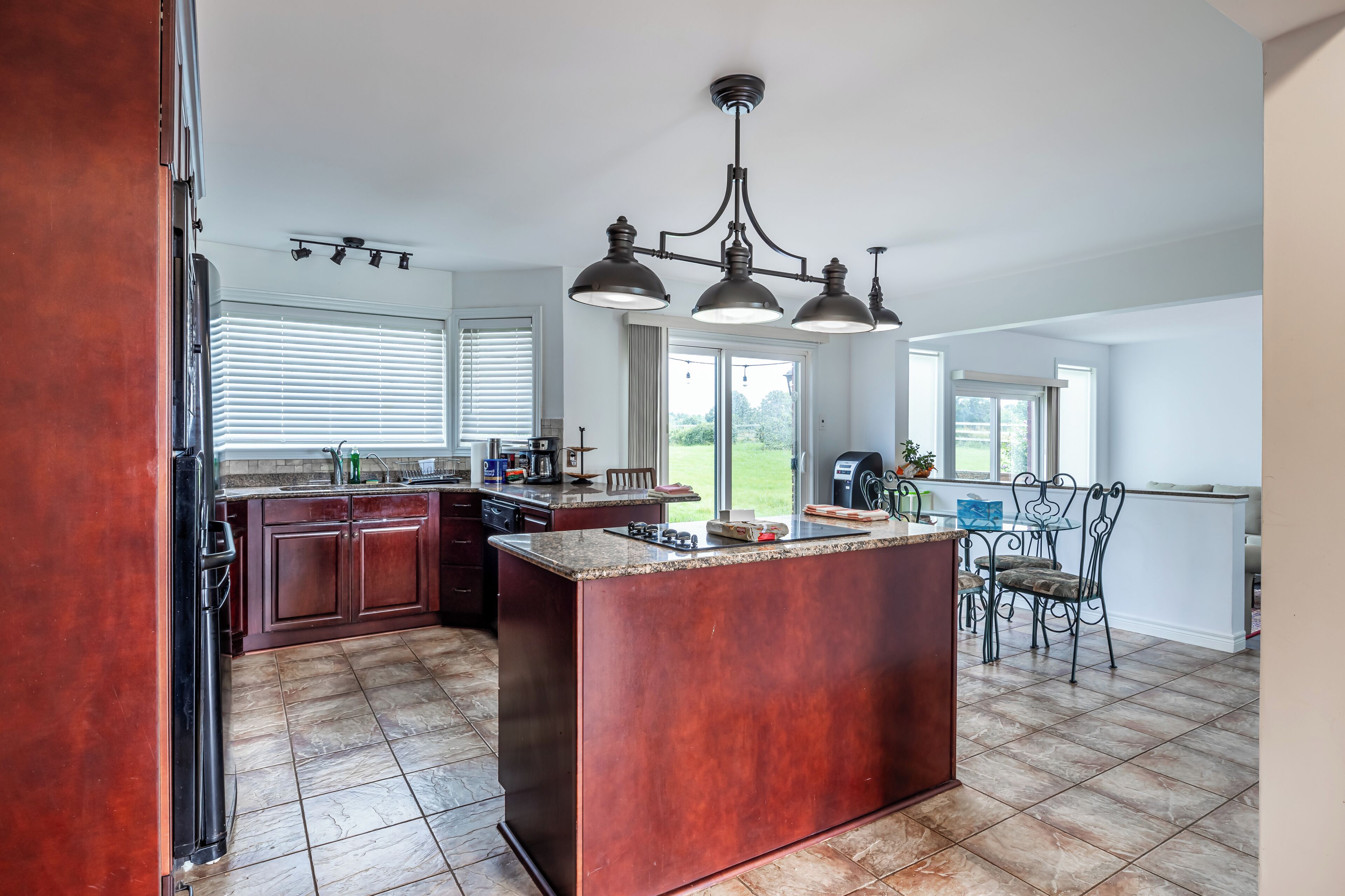 Geladeira, micro-ondas, fogão, cooktop