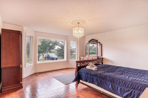 6 bedrooms, desk, iron/ironing board, WiFi - Massive Farm house near Niagara Falls (Smithville)