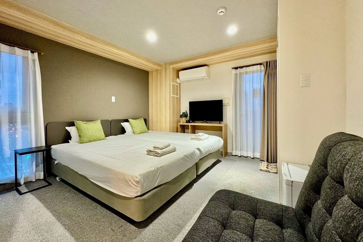 Soundproofing, free WiFi, bed sheets
