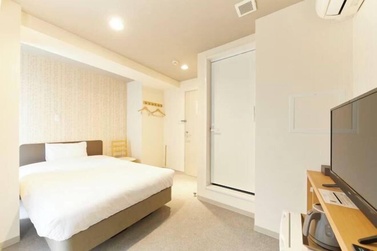Soundproofing, free WiFi, bed sheets