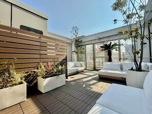 32-inch flat-screen TV with digital channels - Y&Y NAMBA HOTEL Osaka (Osaka)