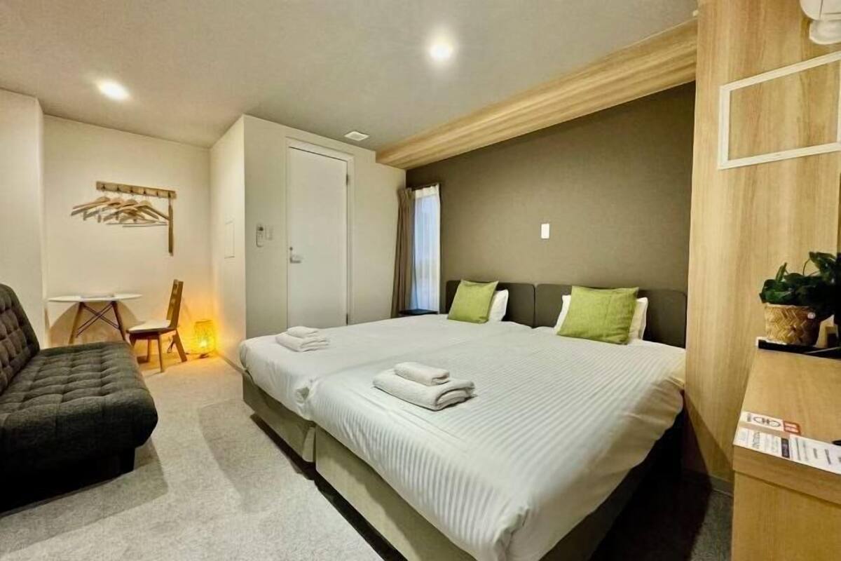 Soundproofing, free WiFi, bed sheets