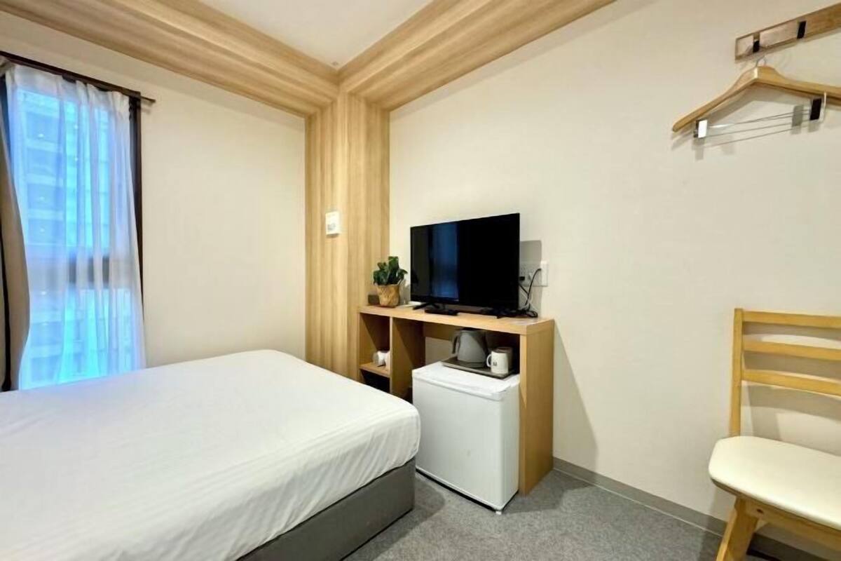 Soundproofing, free WiFi, bed sheets