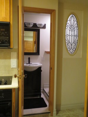 Shower, hair dryer, towels, soap - Beautiful Efficiency: full size kitchen, pet & 420  friendly, walk to everything (Bellingham)