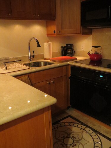 Beautiful Efficiency: full size kitchen, pet & 420  friendly, walk to everything