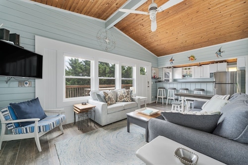 Finlandia: 3BR Avon cottage. Dog-friendly - steps from pristine beach!