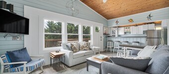 Finlandia: 3BR Avon cottage. Dog-friendly - steps from pristine beach!