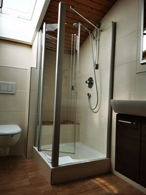 Douche, sèche-cheveux, serviettes fournies