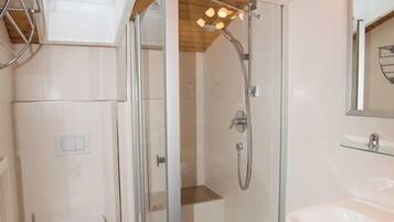Dusche, Haartrockner, Handtücher