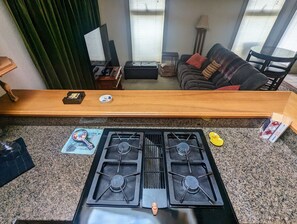 Fernseher, DVD-Player, Bücher, Stereoanlage