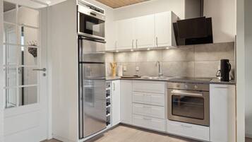 Fridge, oven, stovetop, coffee/tea maker