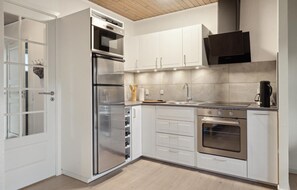Fridge, microwave, oven, stovetop - Cozy apartment in Middelfart with WiFi (Middelfart)