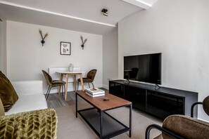 TV, stereo - Sunny Marleybone 1BR, nr University & Attractions, by Blueground (London)