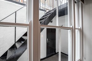 Interior - Sunny Marleybone 1BR, nr University & Attractions, by Blueground (London)