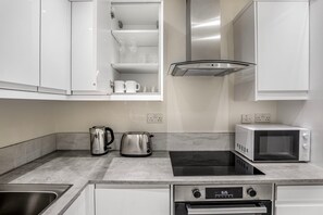 冷蔵庫、電子レンジ、オーブン、コンロ